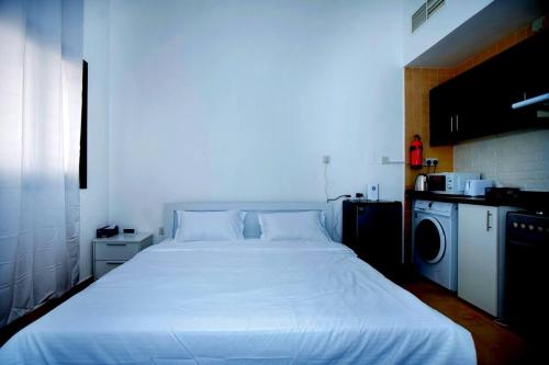 Ένα ή περισσότερα κρεβάτια σε δωμάτιο στο Your Silicon Oasis Comfort Haven