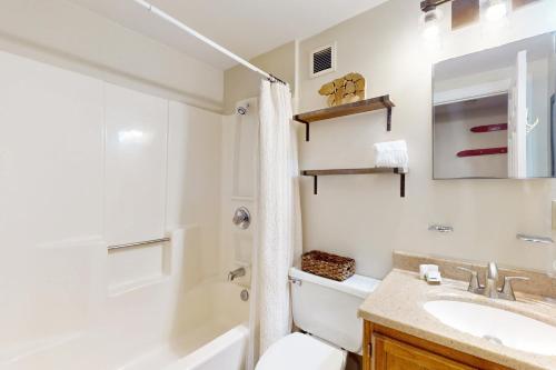 une salle de bains avec lavabo, baignoire et toilettes dans l'établissement Sunset Ridge, à Sugar Mountain