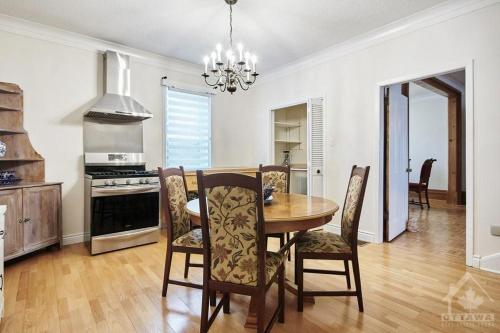 a dining room with a table and chairs in a kitchen at Inn By The Park Morrisburg in Morrisburg