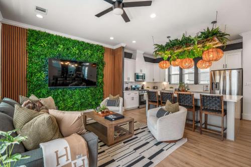 a living room with a large green wall at The Green Haus: Luxxe Cabana Rooftop Retreat in Houston