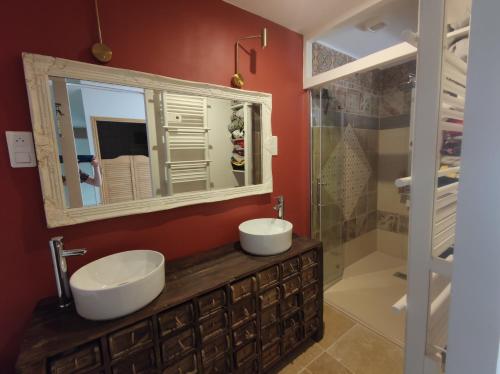 une salle de bain avec deux lavabos et une douche dans l'établissement Maison refaite à neuf à 10min à pieds plages, à Royan