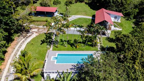 uma vista aérea de uma casa com piscina em Finca Mango - 40 acre paradise 