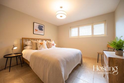 a bedroom with a bed with a white bedspread at The Lookout - 2 Bedroom Annex With Parking in Reading