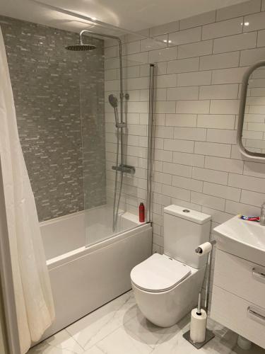 e bagno con servizi igienici, doccia e lavandino. di Bedrooms for rent in a Villa Eurovisionsguests a Staffanstorp