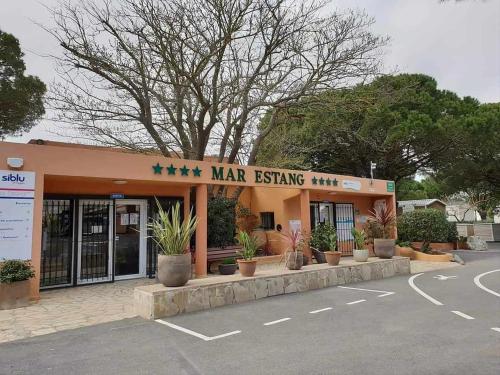 a parking lot in front of a man leasing office at MOBILHOME SOLEIA NEUF 2023 MAR ESTANG SIBLU VILLAGE Canet-en-Roussillon in Canet-en-Roussillon