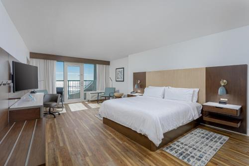 Кровать или кровати в номере Holiday Inn Express Pensacola Beach by IHG