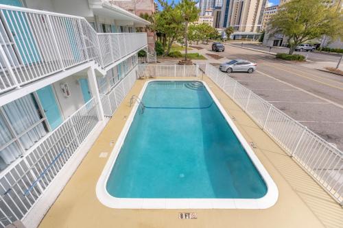 an empty swimming pool on the side of a building at Fin's Inn in Myrtle Beach