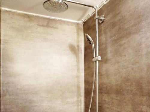 y baño con ducha con cabezal de ducha. en Holiday home LYSEKIL IX, en Lysekil