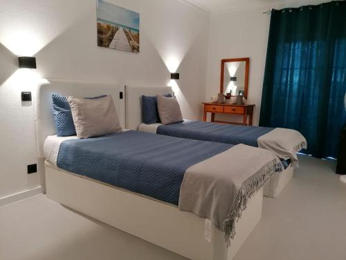 Postel nebo postele na pokoji v ubytování Alvor - Vitors plaza Apartamento