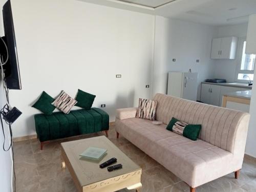uma sala de estar com um sofá e uma mesa de centro em Villa phare 1 Midoun em Midoun