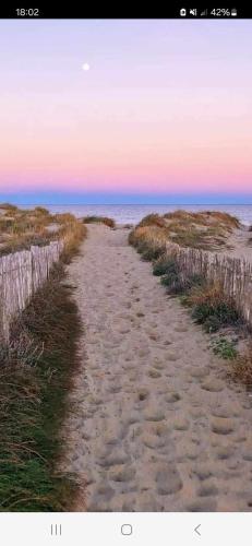 a dirt road leading to the ocean on a beach at MOBILHOME SOLEIA NEUF 2023 MAR ESTANG SIBLU VILLAGE Canet-en-Roussillon in Canet-en-Roussillon