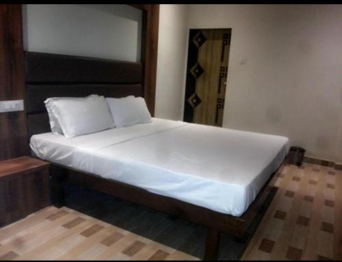 Un pat sau paturi într-o cameră la JOY HOTEL AND BANQUET HALL