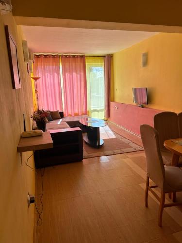 een woonkamer met een bank en een tafel bij Apartments for guests "Einstein" in Goudstrand