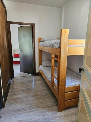 a room with two bunk beds and a door at Appartement La Meije in La Grave