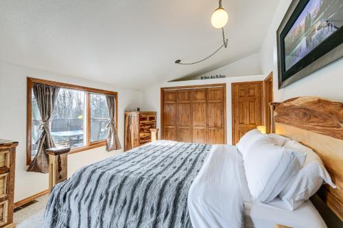 Llit o llits en una habitació de Beautiful Wasilla Home Rental with Deck and Gas Grill!