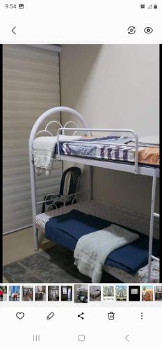 pokój z 2 łóżkami piętrowymi i ręcznikami w obiekcie Grand Canal Penthouse! w mieście Manila