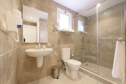 een badkamer met een toilet, een wastafel en een douche bij Marom Port Said Resort in Port Said