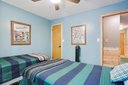 Fotografie z fotogalerie ubytování Camp Dancing Bears - Wifi, Riverfront, Pet Friendly, Fire Pit, Grill, Deck, Fishing, Games, Fireplace, King Bed v destinaci Morton Grove