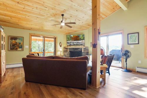 Fotografie z fotogalerie ubytování Camp Dancing Bears - Wifi, Riverfront, Pet Friendly, Fire Pit, Grill, Deck, Fishing, Games, Fireplace, King Bed v destinaci Morton Grove
