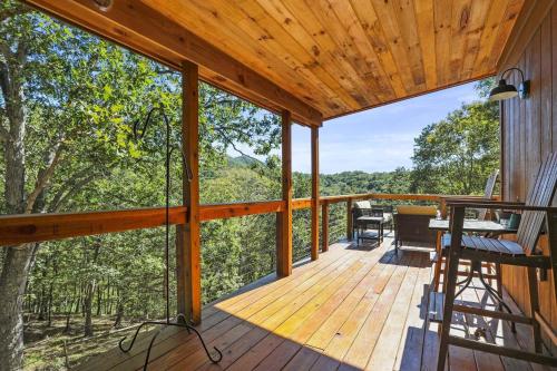 Fotografie z fotogalerie ubytování Camp Dancing Bears - Wifi, Riverfront, Pet Friendly, Fire Pit, Grill, Deck, Fishing, Games, Fireplace, King Bed v destinaci Morton Grove