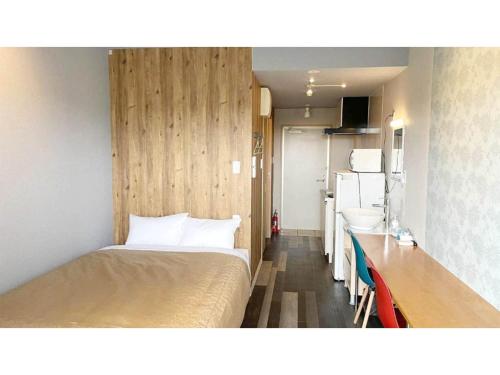 名護市にあるHYGGE biimata - Vacation STAY 06389vのベッド1台とシンク付きの小さな客室です。