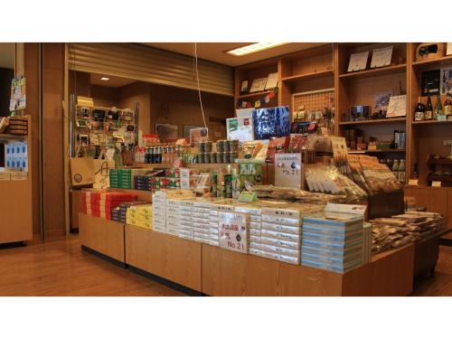 sklep wypełniony wieloma przedmiotami wystawionymi w obiekcie Nakanoyu Onsen Ryokan - Vacation STAY 07500v w mieście Matsumoto