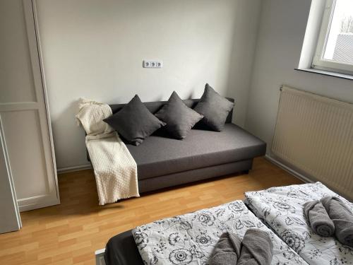 un sofá con almohadas en la sala de estar en Apartment Paulberg, en Ardagger Stift