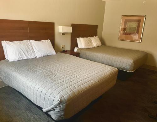 um quarto de hotel com duas camas num quarto em Travelodge South Lincoln em Lincoln