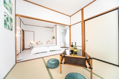 にあるKomono Garden Resort - Vacation STAY 06798vのベッド1台が備わるガラスの壁の客室です。