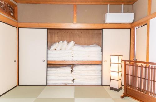 Двох'ярусне ліжко або двоярусні ліжка в номері Komono Garden Resort - Vacation STAY 06798v