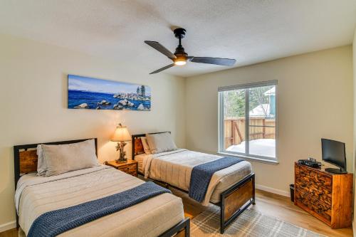1 dormitorio con 2 camas y ventilador de techo en Serene Nevada Retreat with Deck, Grill and Hot Tub!, en Stateline