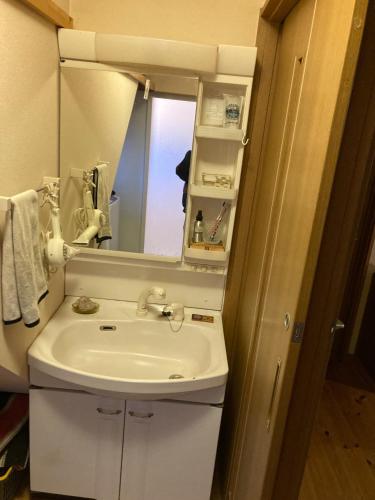 ein Bad mit einem Waschbecken und einem Spiegel in der Unterkunft Minshuku Miyoshi - Vacation STAY 14454v in Echizen