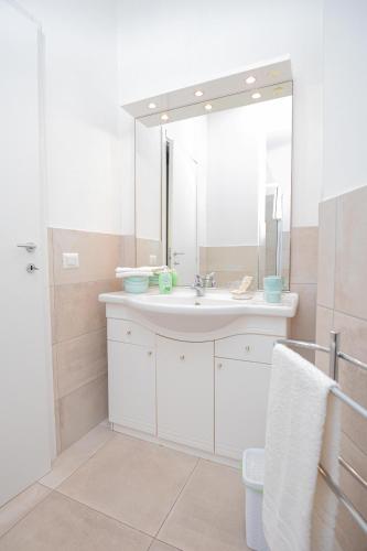 a bathroom with a sink and a mirror at Affitti Brevi Toscana - Villa Charme Simple in Fonteblanda