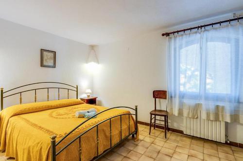 - une chambre avec un lit jaune et une fenêtre dans l'établissement Villa Serra, à Cuglieri