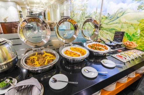 a buffet line with different types of food at GHL Hotel Abadia Plaza in Pereira