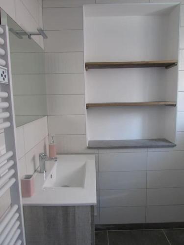 une salle de bain blanche avec un lavabo et un miroir dans l'établissement L'Étape Bourguignonne (proche Beaune et Chalon), à Sermesse