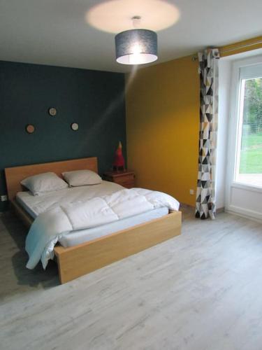 um quarto com uma cama grande e uma parede verde em L'Étape Bourguignonne (proche Beaune et Chalon) em Sermesse