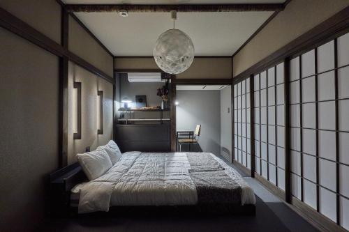 ein Schlafzimmer mit einem Bett in einem Zimmer mit Fenstern in der Unterkunft VOYAN RESORT Izu MADOKA - Vacation STAY 14897v in Ito