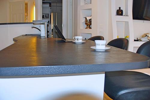 - une table avec deux tasses et un ordinateur portable dans l'établissement Sentral modern design leilighet med 2 soverom, gratis parkering, à Oslo
