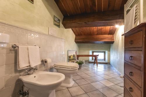a bathroom with a toilet and a sink at La Locanda dell'Ambra in Talamello