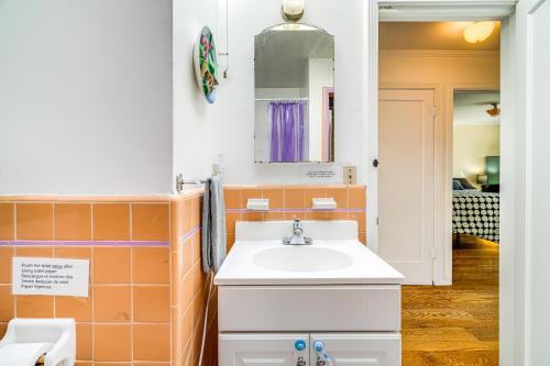 ein Bad mit einem Waschbecken und einem Spiegel in der Unterkunft San Francisco Home about 1 Mi to Golden Gate Park! in San Francisco