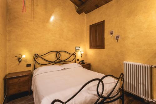 a bedroom with a bed in a room at La Locanda dell'Ambra in Talamello