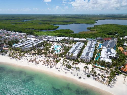 una vista aérea del complejo y la playa en Sunscape Coco Punta Cana - All Inclusive, en Punta Cana