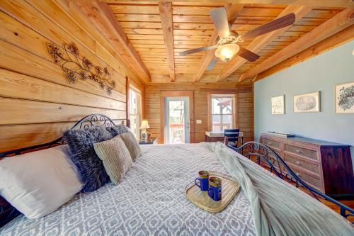 um quarto com uma cama e um tecto em madeira em Owls Nest Pet-Friendly Cabin with Private Hot Tub em Ranger