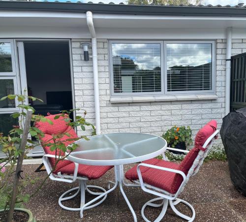Rotorua Central Hosted B&Bにあるパティオまたは屋外エリア