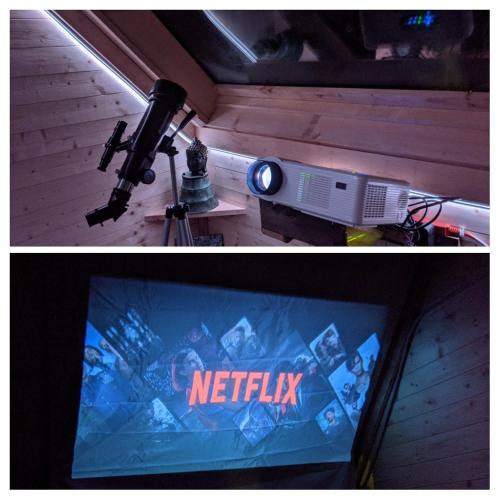 un telescopio y una televisión con una señal de netflix en Stargazer tiny house en Palenville