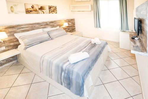 a bedroom with a large bed in a room at Taormina Beach House in Mazzeo