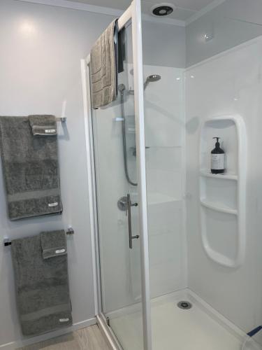 um chuveiro com uma porta de vidro na casa de banho em Rotorua Central Hosted B&B em Rotorua