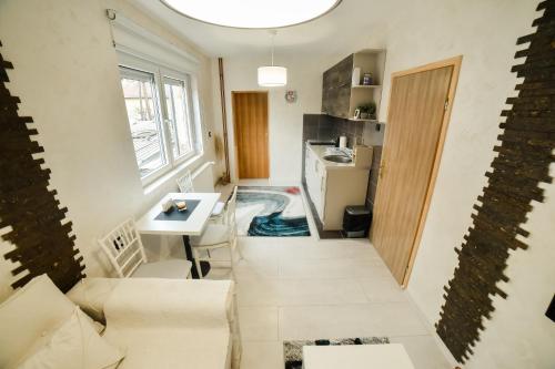 Una pequeña sala de estar con un sofá y una mesa. en Apartman Sevojno, en Sevojno