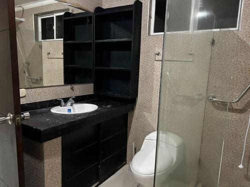 een badkamer met een toilet, een wastafel en een douche bij Casa frente al centro comercial Guatapuri in Valledupar